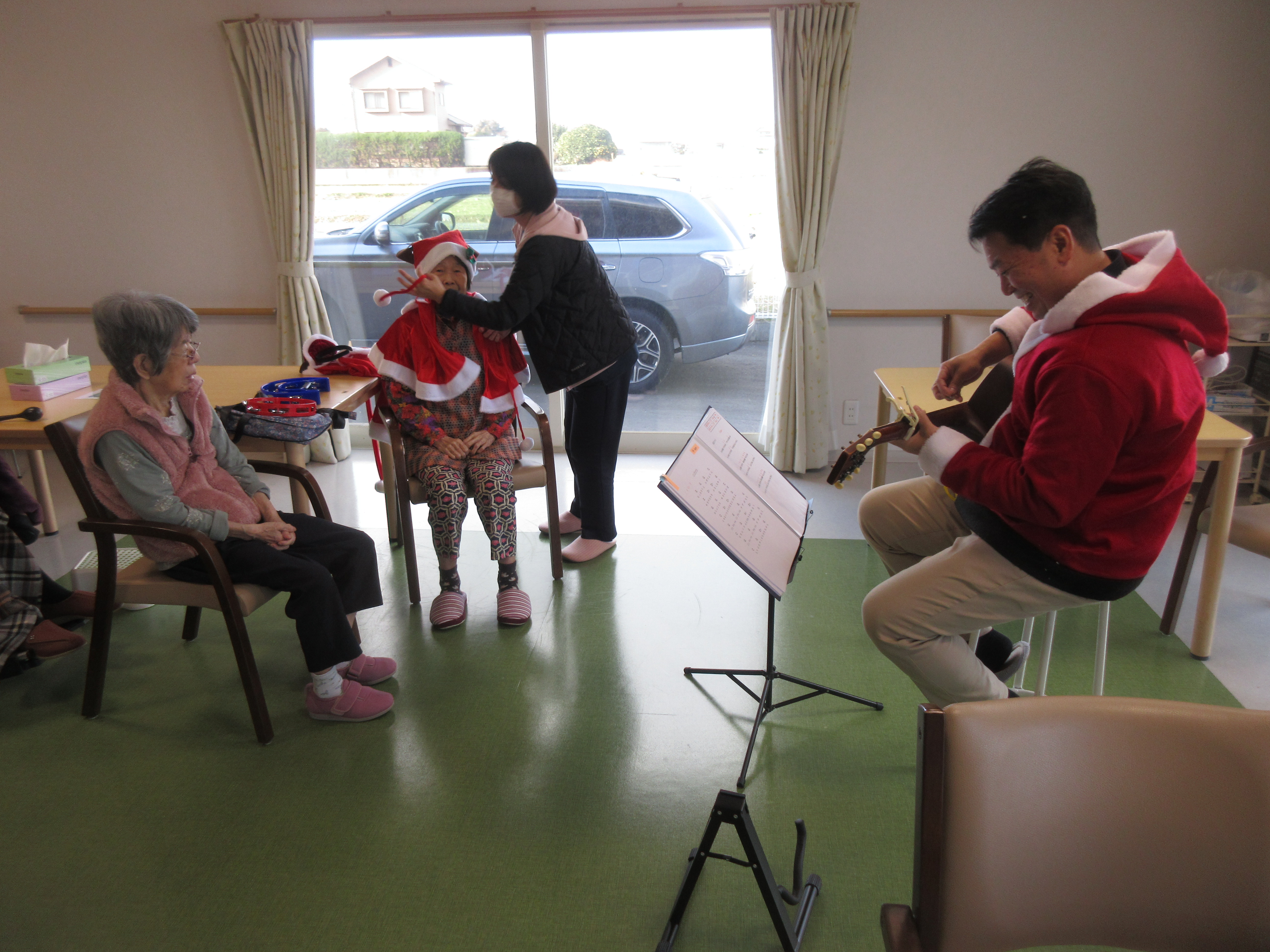 R5.12.2２クリスマス　アコギ演奏１