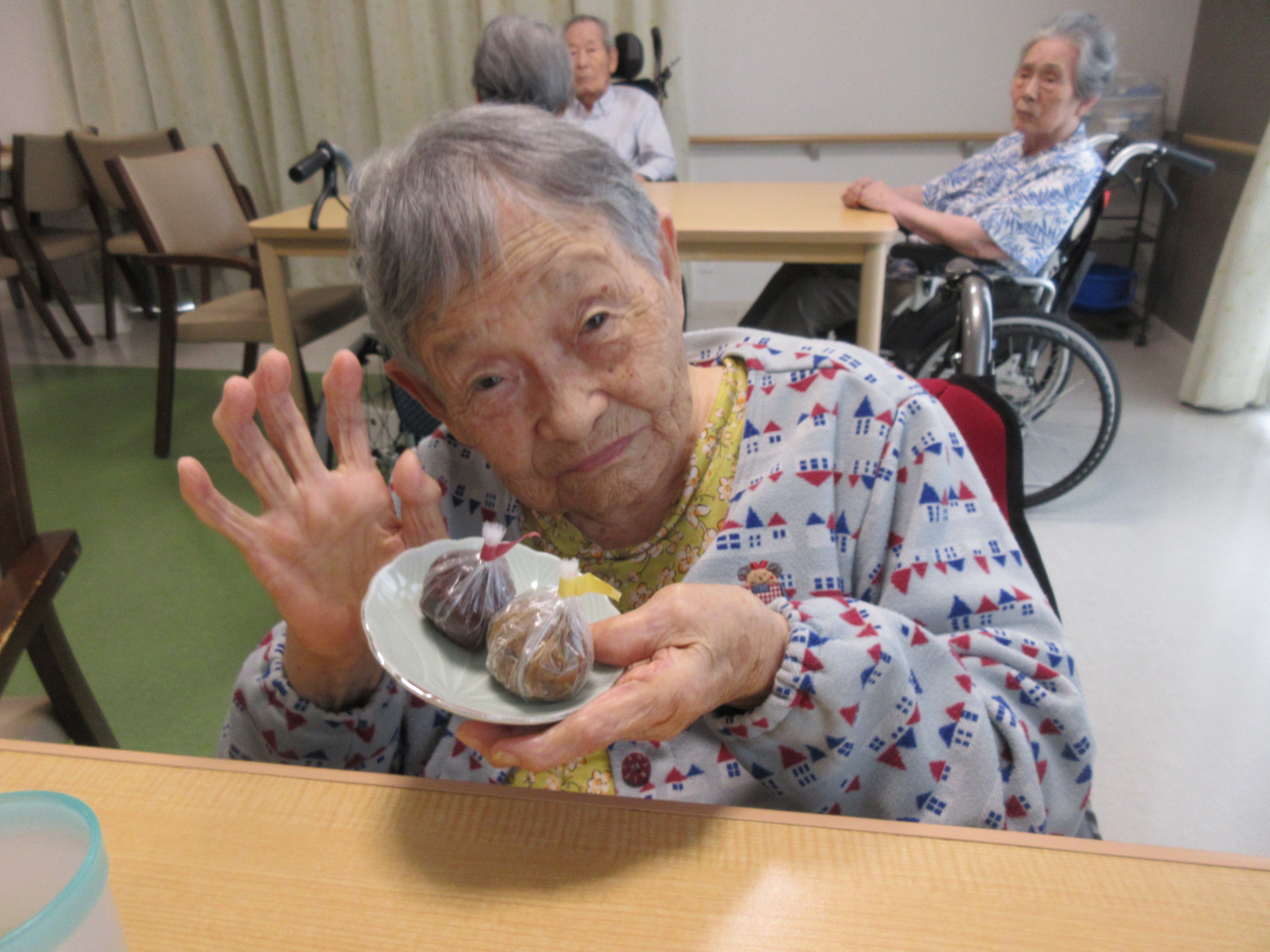 R7.9.20敬老の日行事　おはぎ　丸尾様２